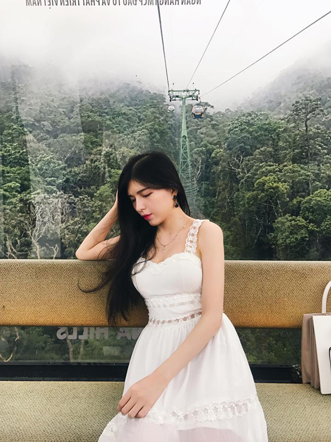 Hai cô chị họ Hồ nóng bỏng chẳng kém cô em út nổi tiếng